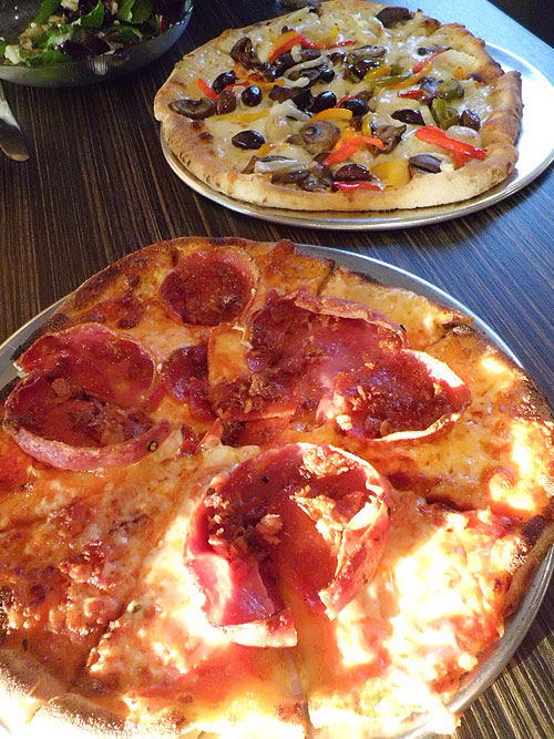 Pizzelii house salad, Vegi and Carni pizzas