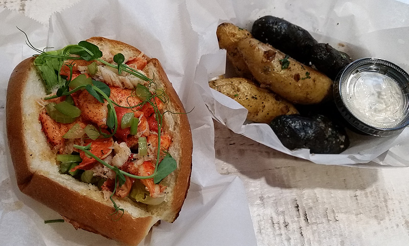 Connecticut style lobster roll